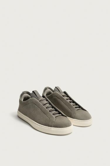 حذاء رياضي جلدي - رمادي بني الخاص بـ Zara