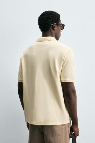 POLO DÉLAVÉ STRUCTURÉ EN PIQUÉ - Jaune pastel de Zara - Image 2