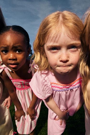 SVĪTRAINA KLEITA AR IZŠUVUMIEM - Fuksijas no Zara