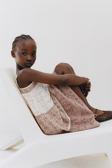 KLEID MIT LOCHSTICKEREI - Taupe von Zara