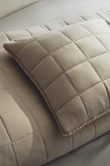 DWUSTRONNA POSZEWKA NA PODUSZKĘ DEKORACYJNĄ TYPU BORREGUITO - Jasnoszary Zara