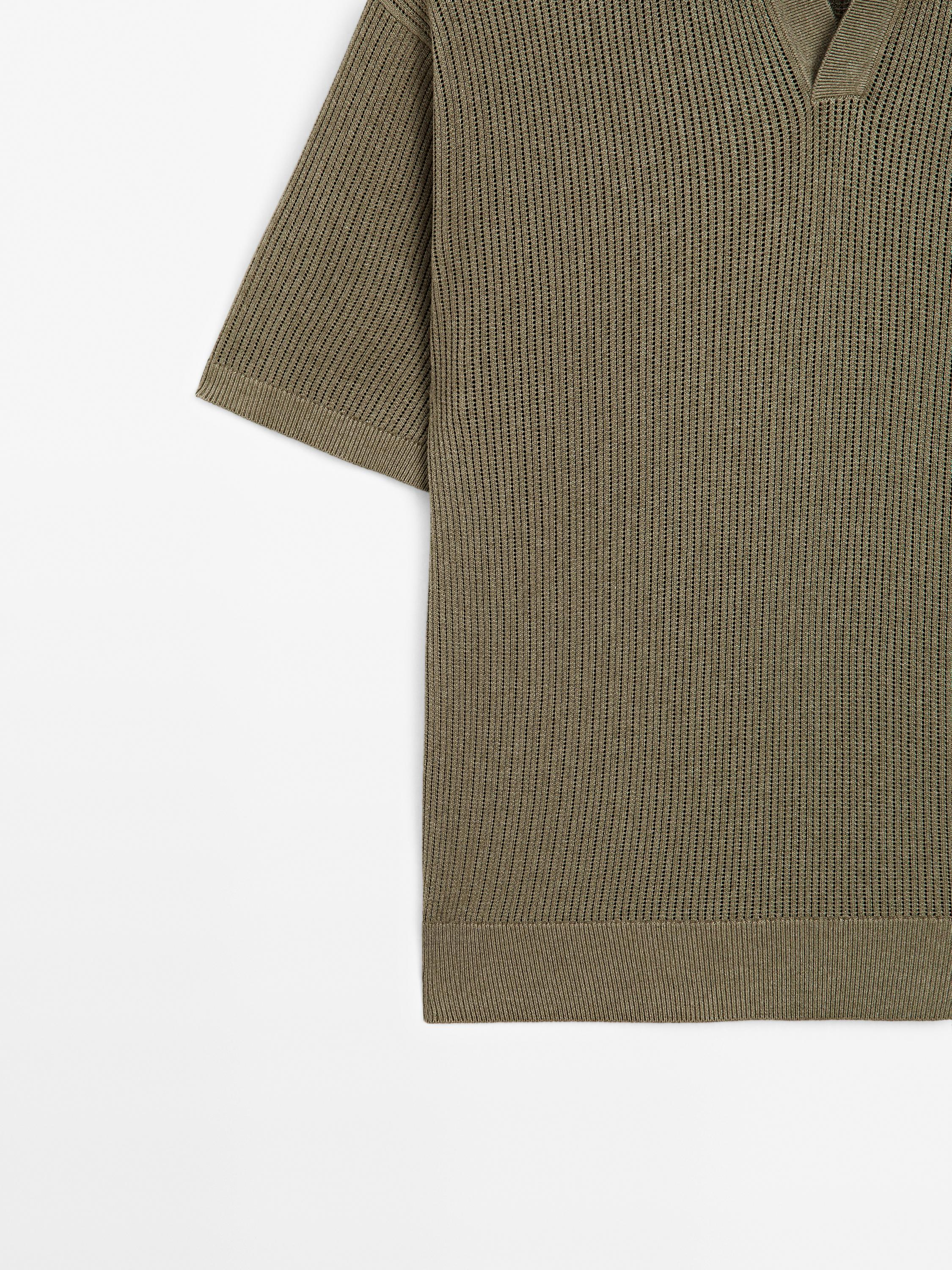 Polo en maille ajourée à col V