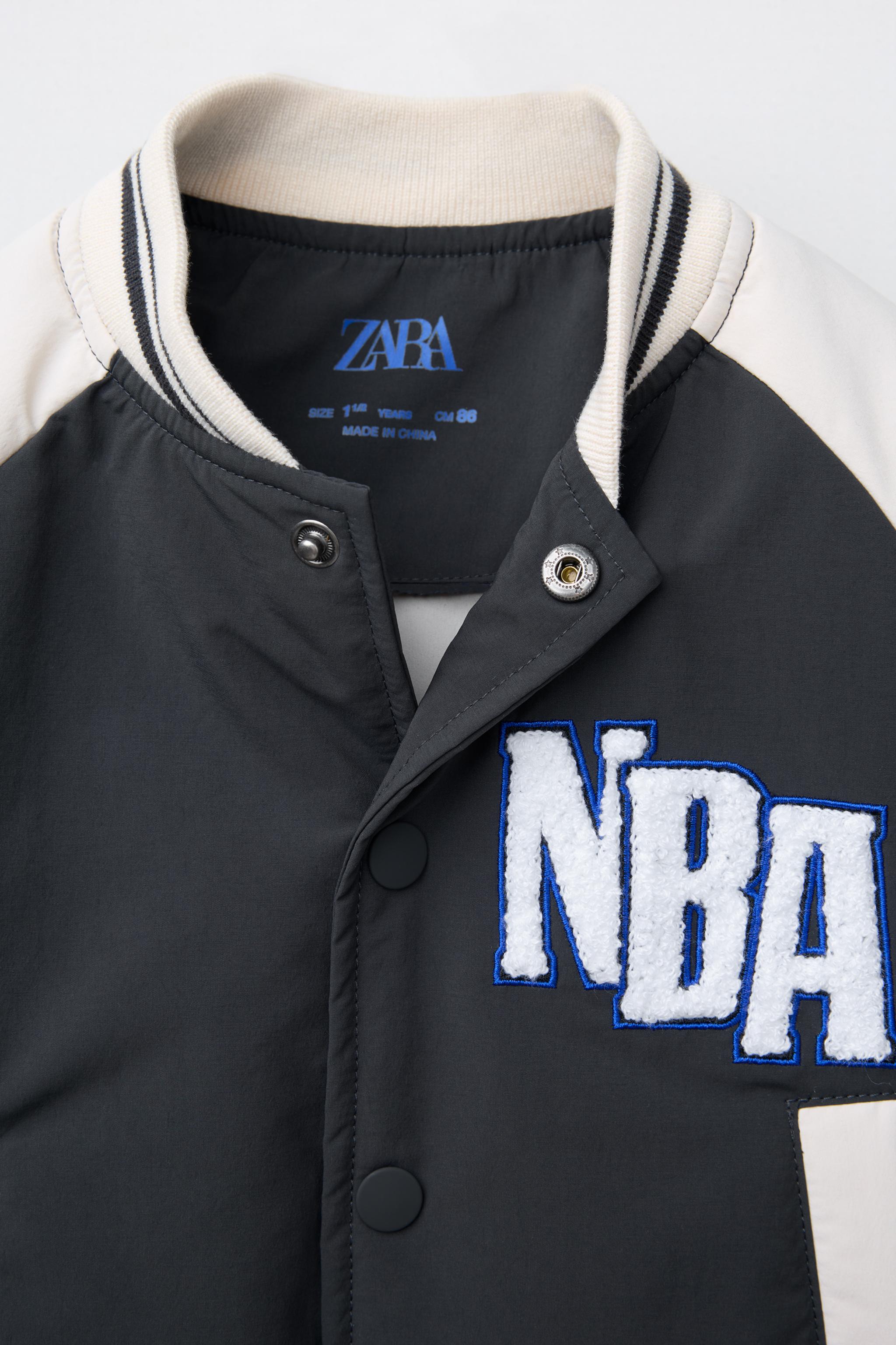 NBA©チームパッチ付き 撥水加工ボンバージャケット - カーボン