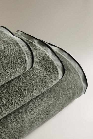 SERVIETTE DE BAIN VELOURS OVERLOCK - Verdâtre de Zara - Image 1