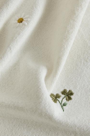 EMBROIDERED CLOVER AND DAISY TABLECLOTH - Ecru by Zara - Image 3