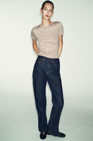 تيشيرت مينيمال بأكمام قصيرة - بيج فيجوريه by Zara