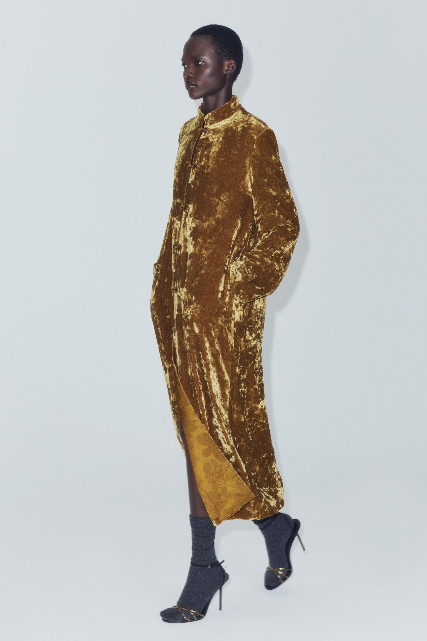Женское пальто Zara ZW Collection Velvet Coat with Frog Fastening, цвет: Золотой — фото 1
