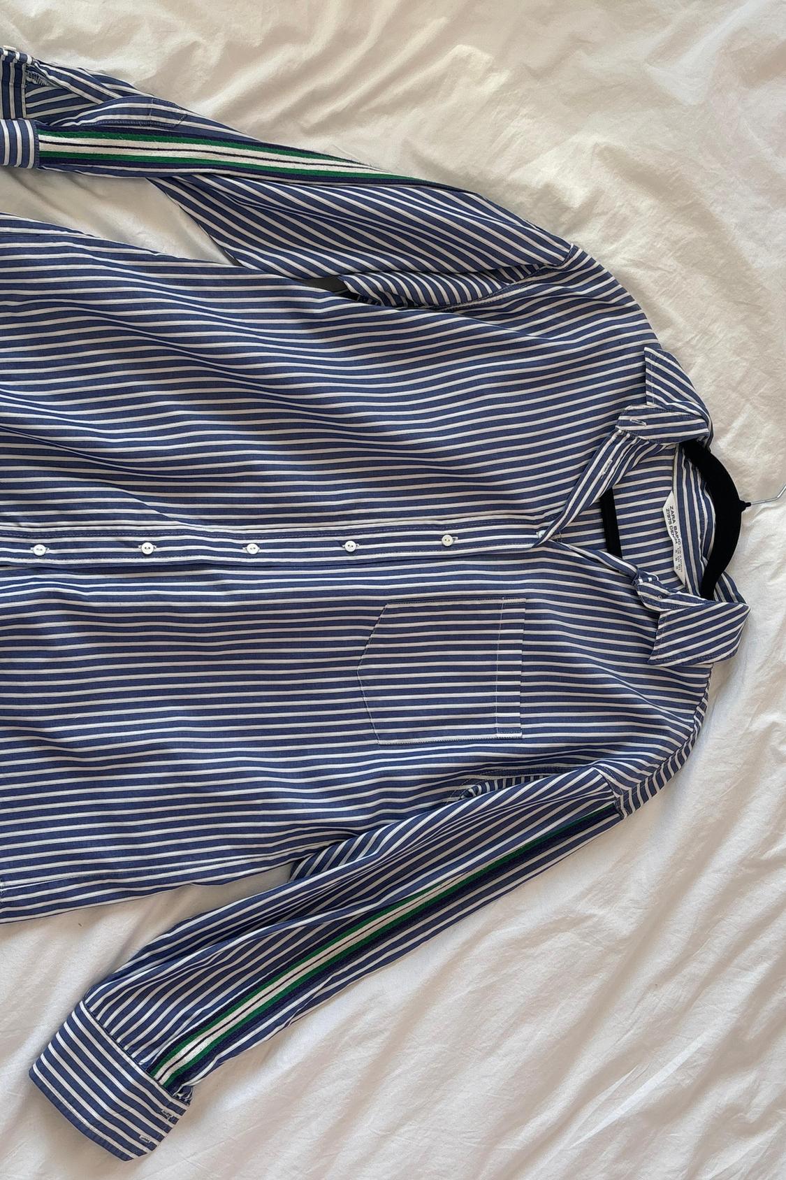 CAMISA A RAYAS BLANCA Y AZUL CON DETALLE EN MANGA LATERAL - Image 3