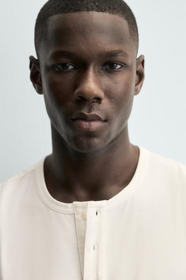 T-SHIRT À COL TUNISIEN - Blanc de Zara - Image 4