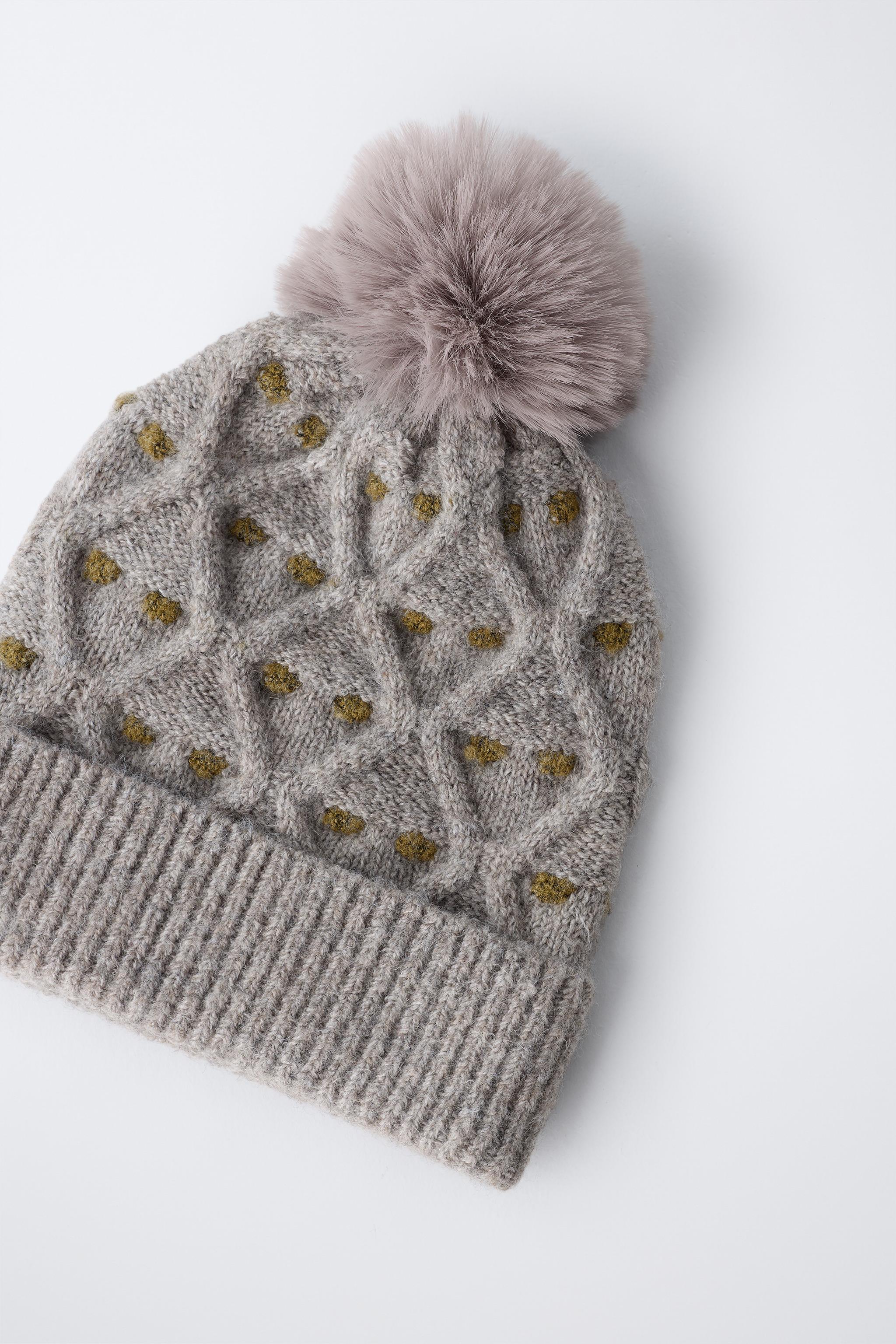 BONNET EN MAILLE À POIS ET POMPON