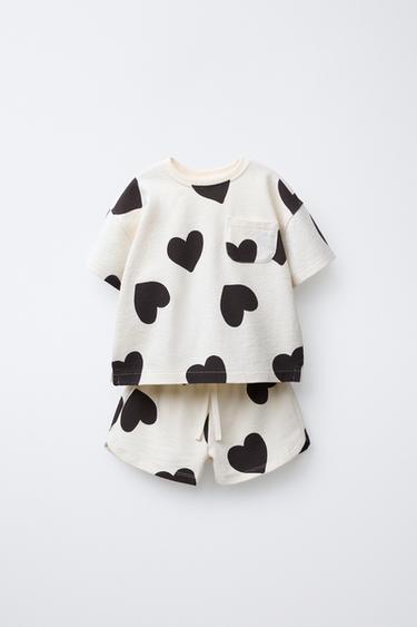CONJUNTO CAMISETA Y BERMUDA ESTRUCTURA CORAZONES - Crudo de Zara