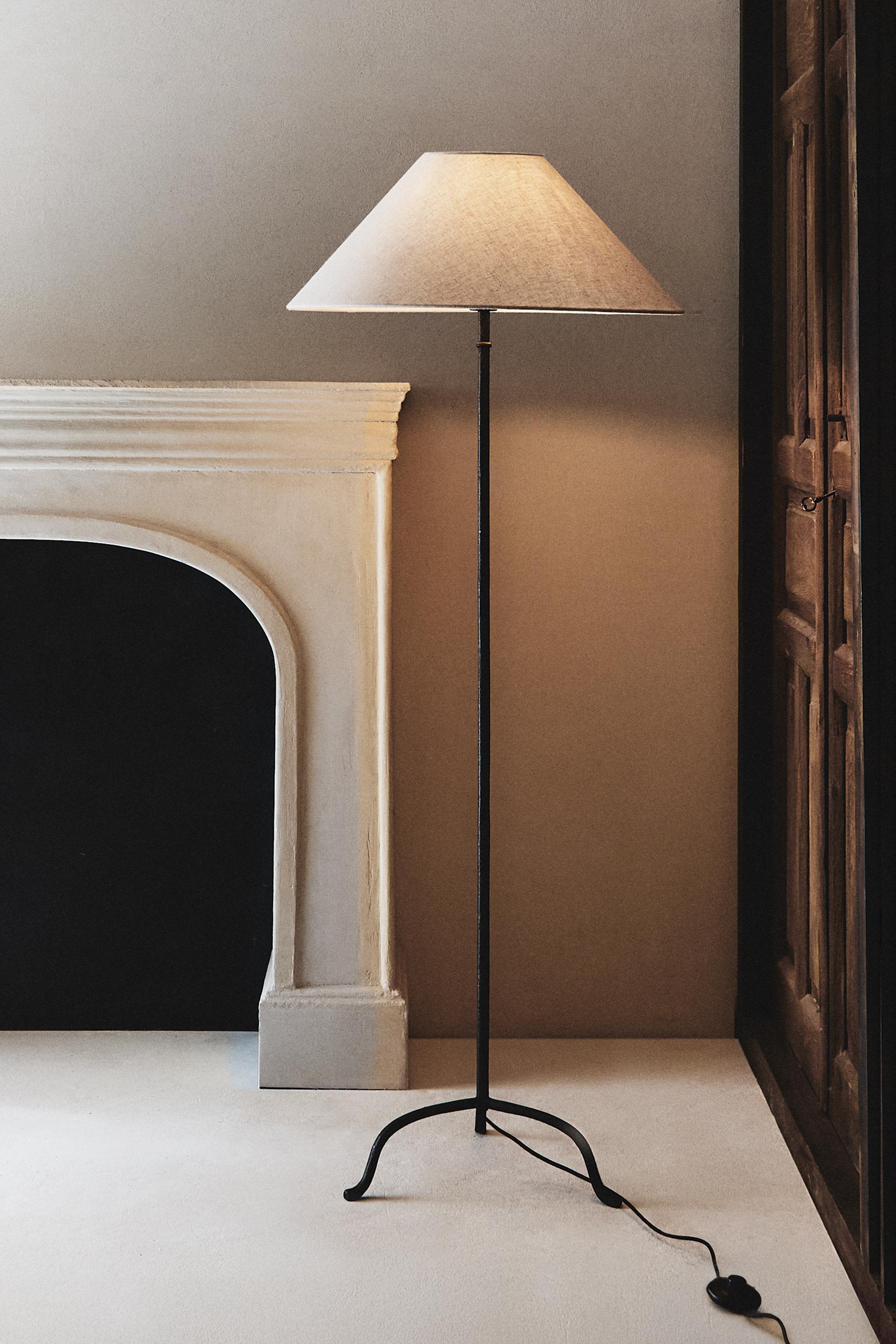 TRIPOD BASE FLOOR LAMP