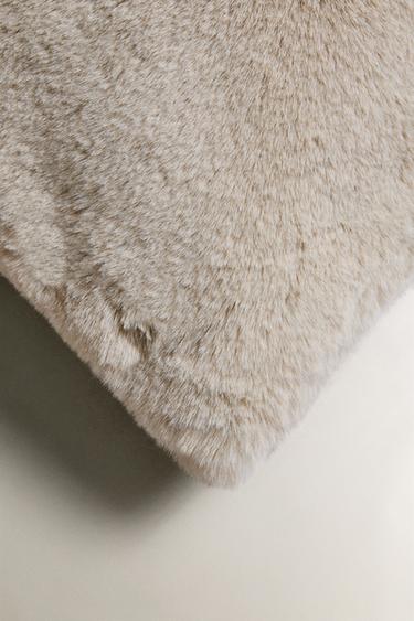 HOUSSE DE COUSSIN FAUSSE FOURRURE - Beige clair de Zara - Image 1