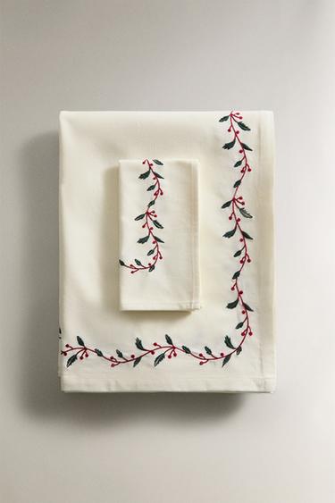 COTTON CHRISTMAS TABLECLOTH WITH BERRIES - Green by Zara
