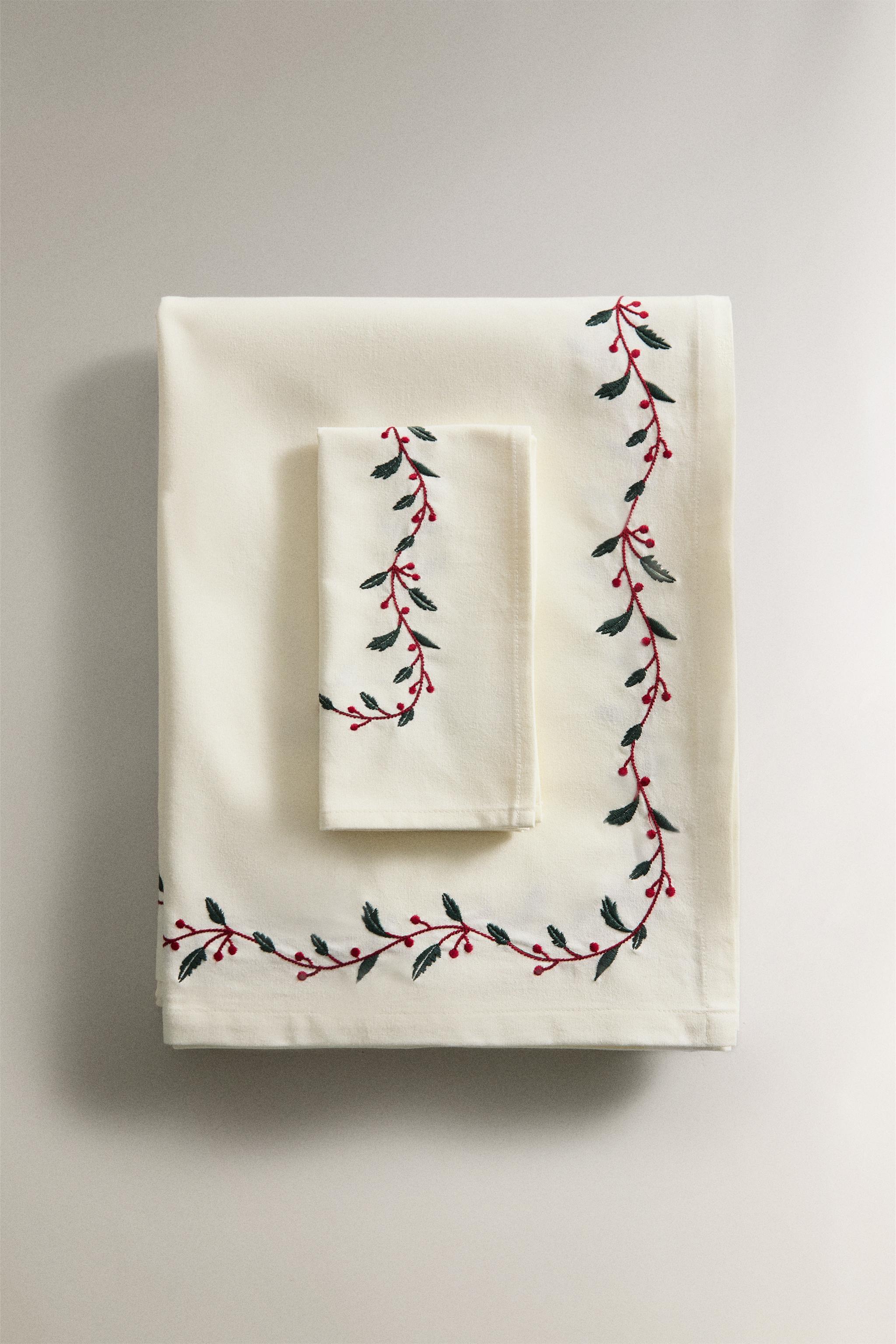 CHRISTMAS BERRIES COTTON TABLECLOTH