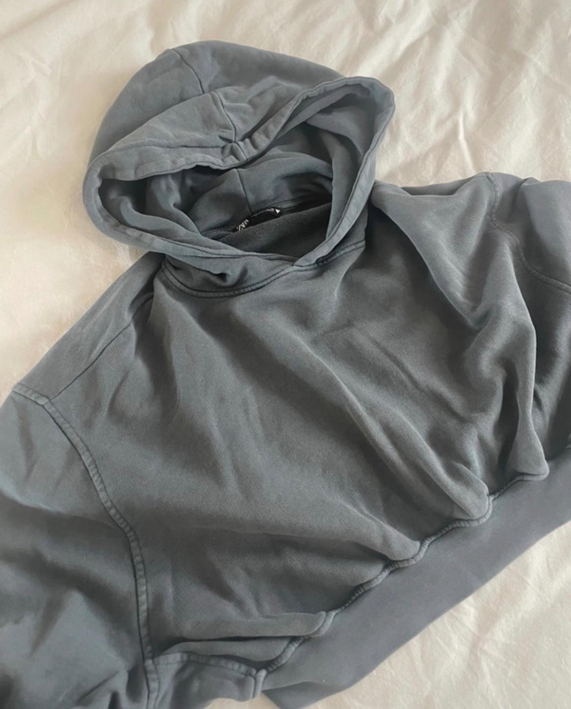 SUDADERA CROP GRIS AZULADA - Image 3
