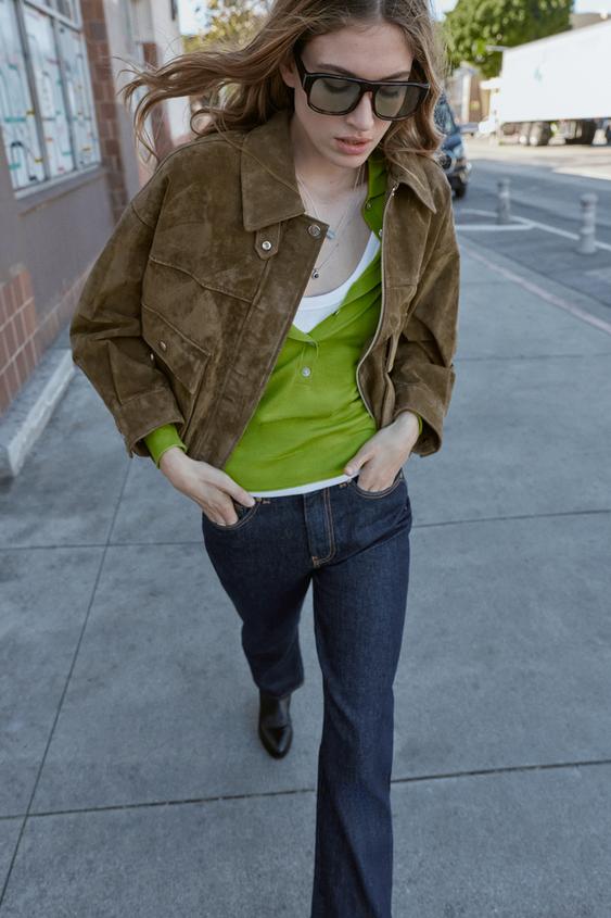 주머니가 달린 갈색 재킷, 녹색 카디건, 흰색 티셔츠, 진한 파란색 청바지 세트.