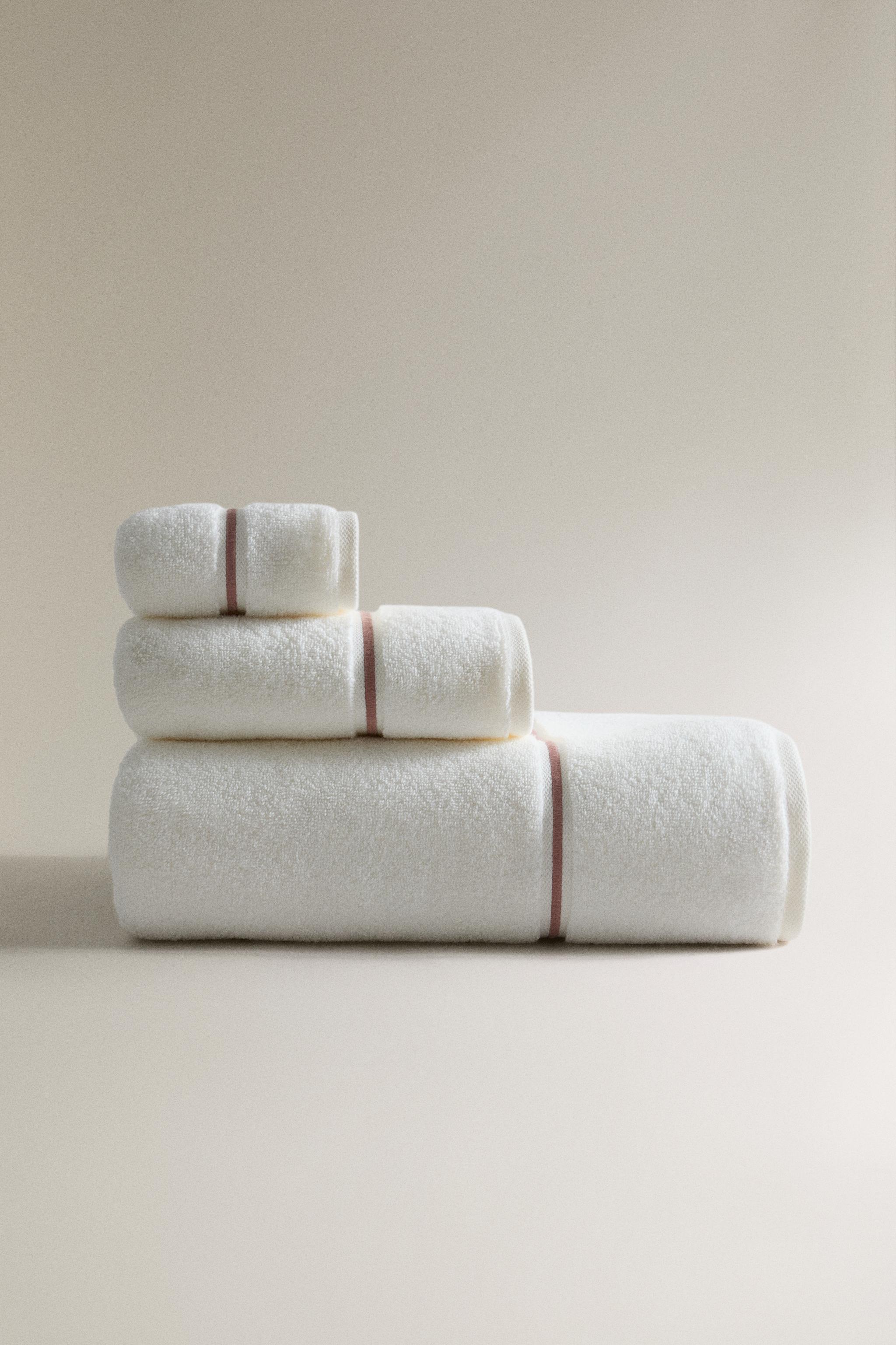 SCALLOPED BATH TOWEL — Pale pink