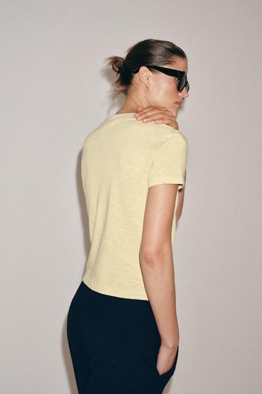 T-SHIRT EN COTON FLAMMÉ - Jaune pastel de Zara - Image 2