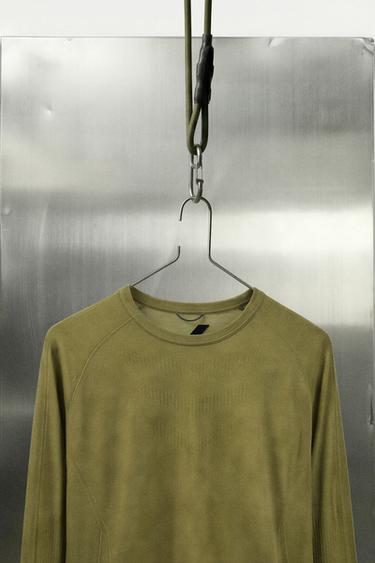 تيشرت طبقة أولى صوفي - زيتي الخاص بـ Zara