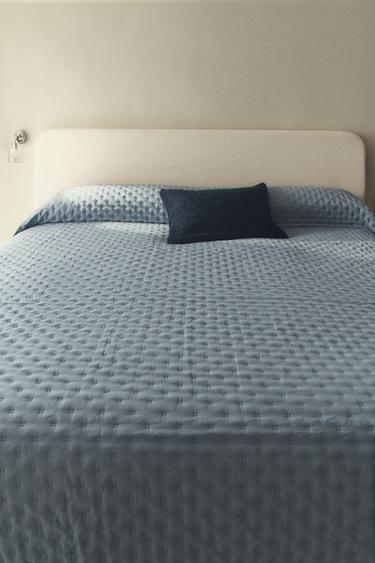QUILTED BEDSPREAD WITH DOTS - Mid-blue by Zara