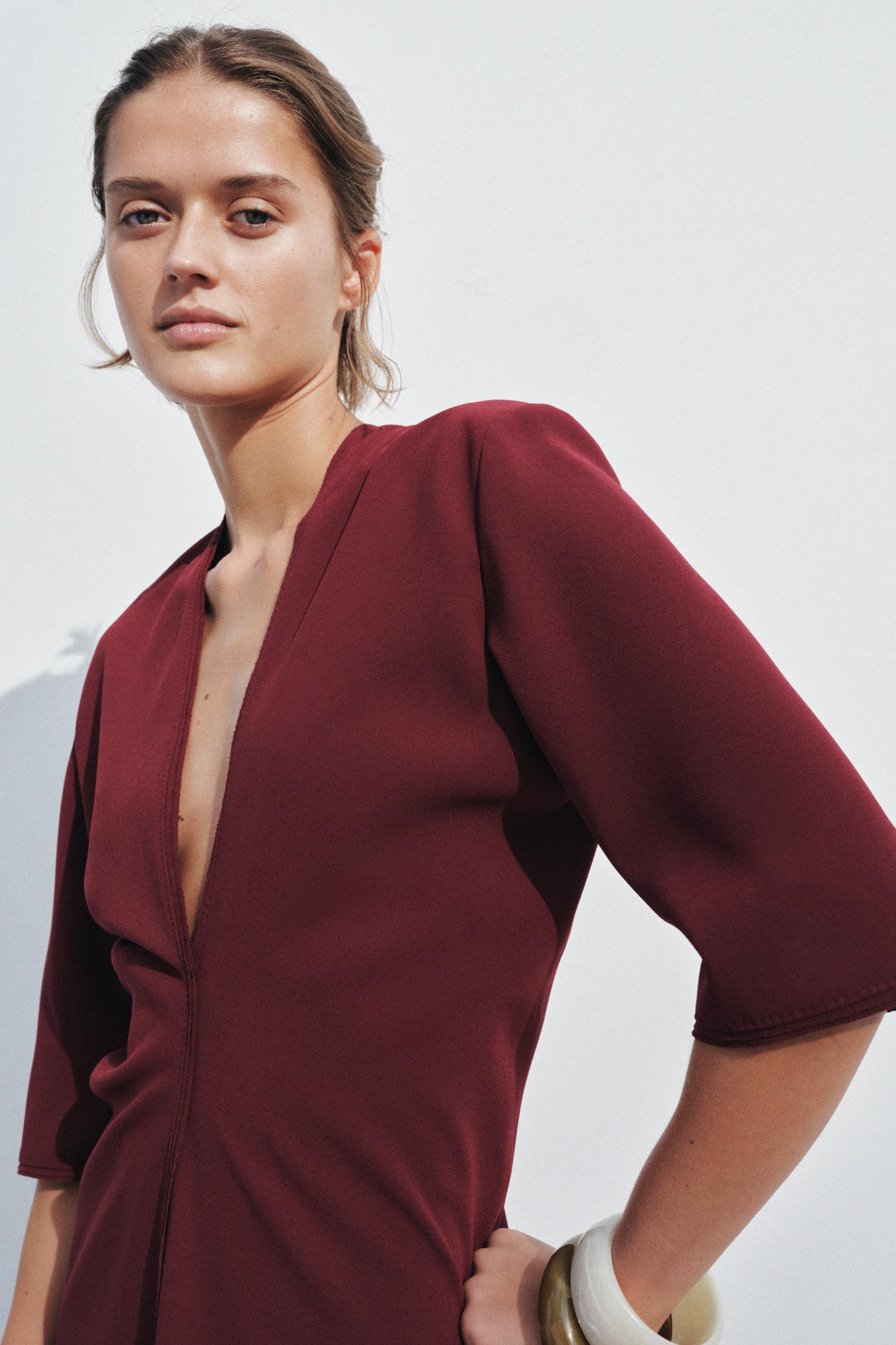 ZW COLLECTION ギャザーミディ丈ワンピース - エンジ | ZARA