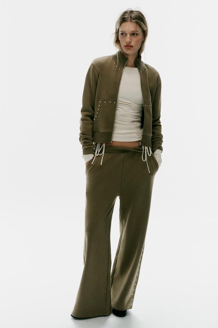 Pantalon efecto lavado tachas