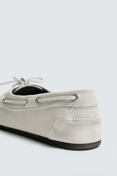 CHAUSSURES BATEAU EN CUIR - Blanc écru de Zara - Image 5