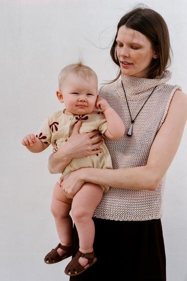 КОМБИНЕЗОН ИЗ ТЕКСТУРИРОВАННОЙ ТКАНИ С ВЫШИВКОЙ — ЭКРЮ от Zara