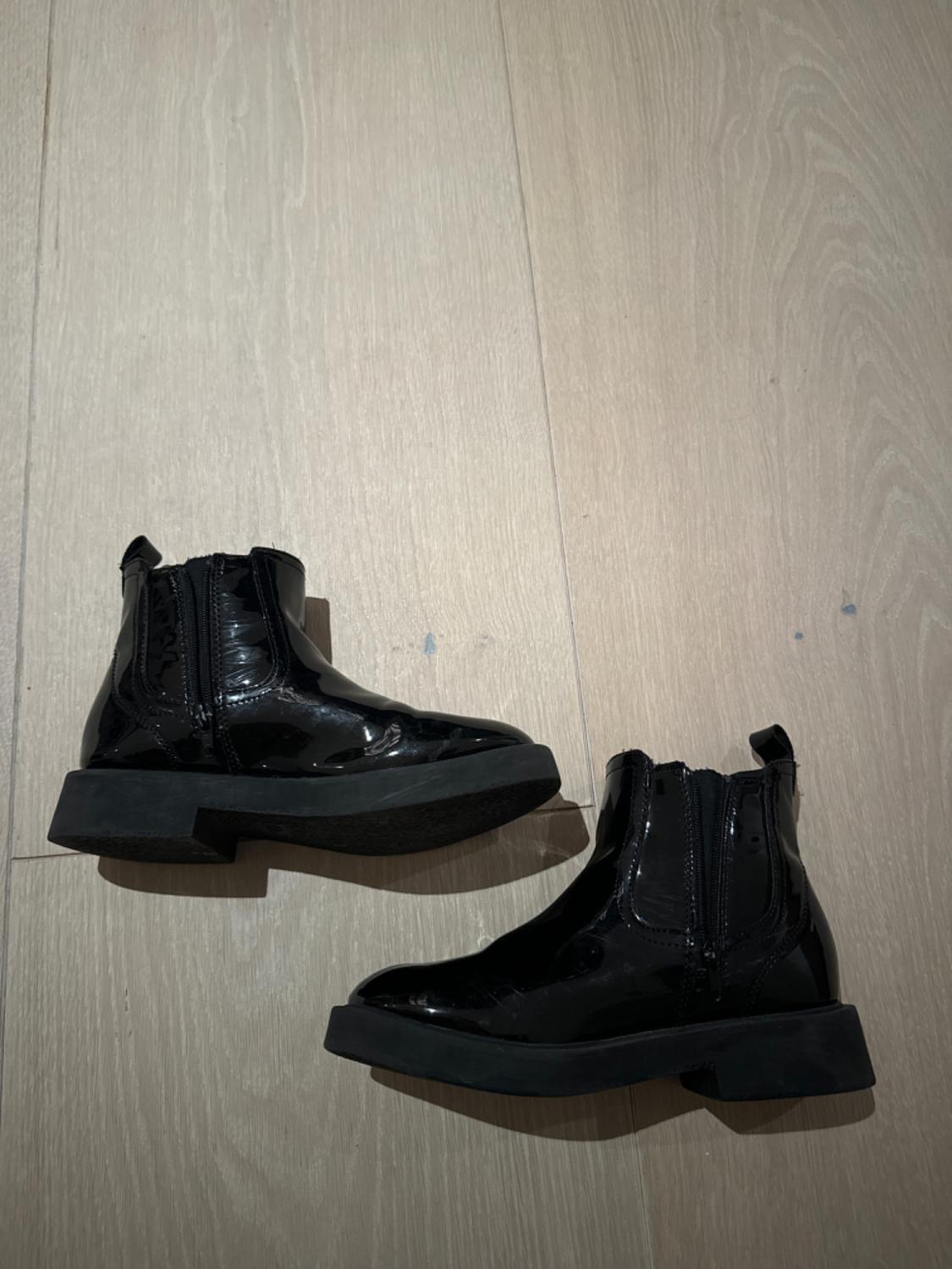 BLACK SHINNY BOOTS SIZE 33 KIDS - Image 3