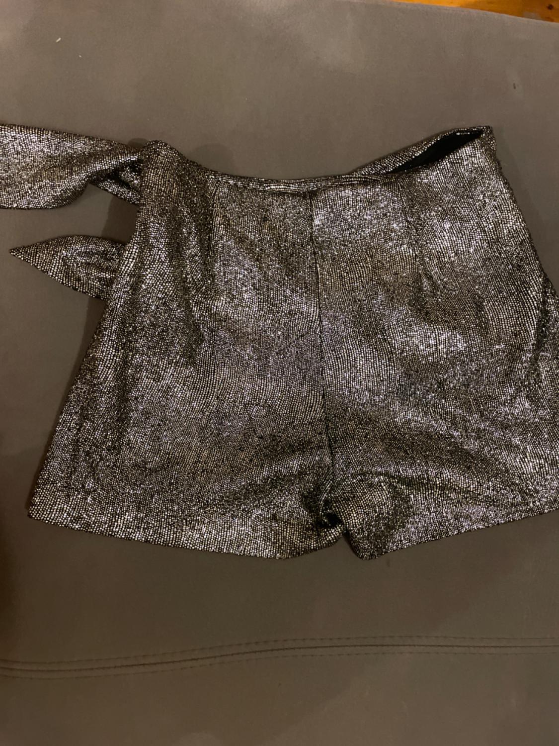 SKORT WITH KNOT DETAIL - Image 2