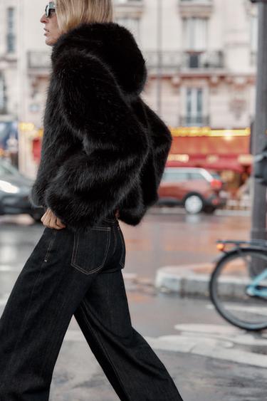 ABRIGO CORTO CAPUCHA EFECTO PELO - Negro de Zara