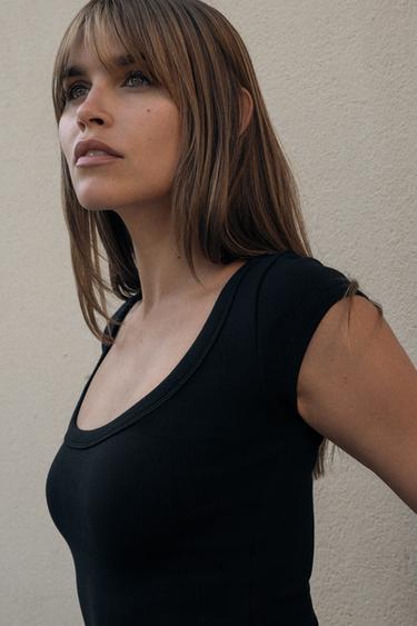 CAMISETA ESCOTE REDONDO - Negro de Zara
