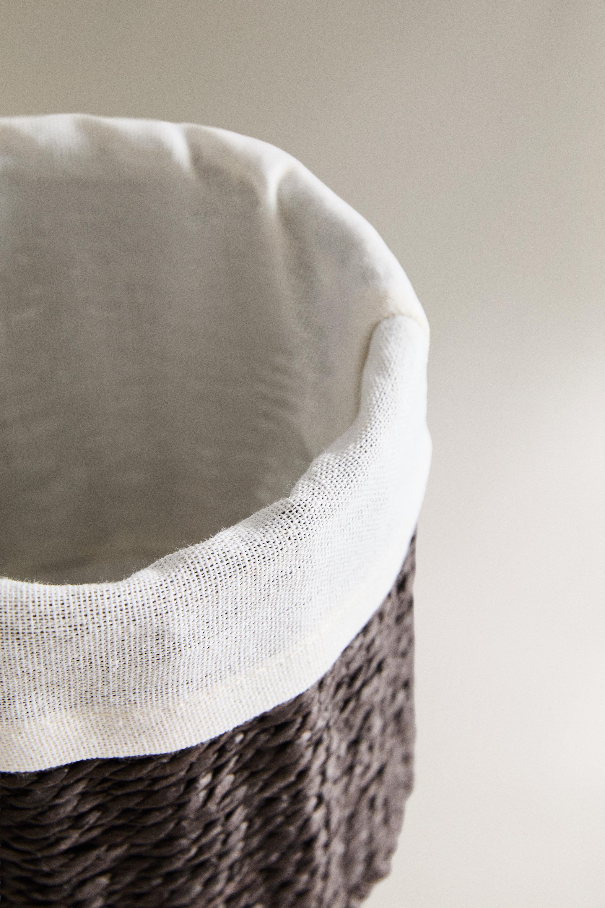 ROUND HAMPER WITH LINEN LINING