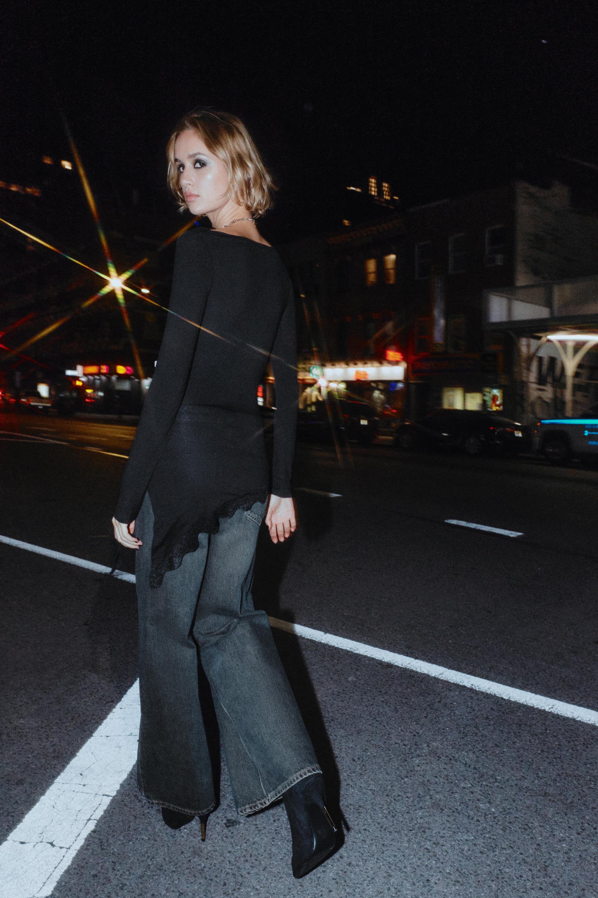 ASYMMETRIC HEM LACE T-SHIRT