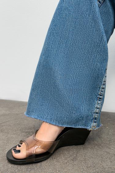 SANDALES À TALONS COMPENSÉS EFFET VINYLE - Marron de Zara