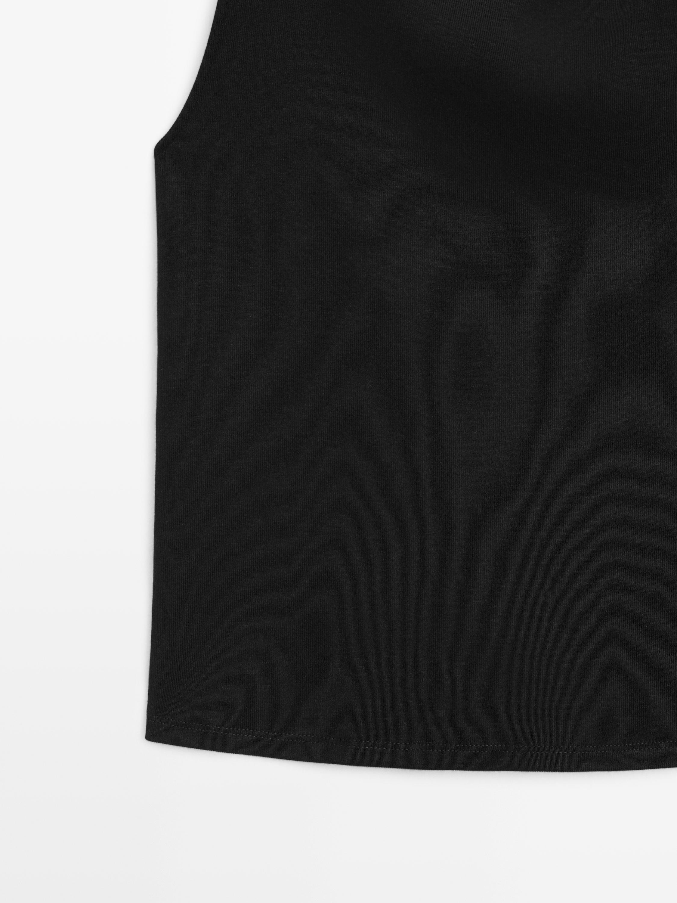 Top à encolure drapée et broche