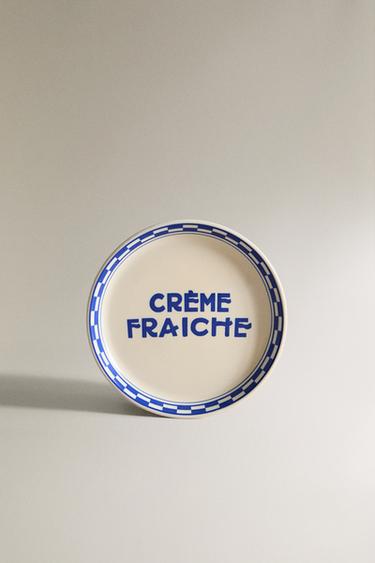 CRÈME FRAICHE CERAMIC SIDE PLATE - خَام الخاص بـ Zara