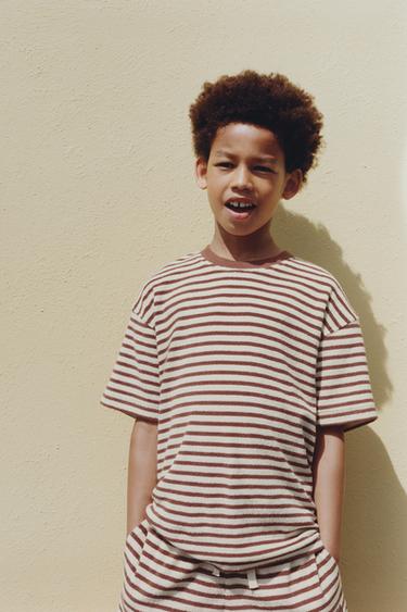 ENSEMBLE T-SHIRT ET BERMUDA À RAYURES EFFET ÉPONGE - marron/blanc de Zara