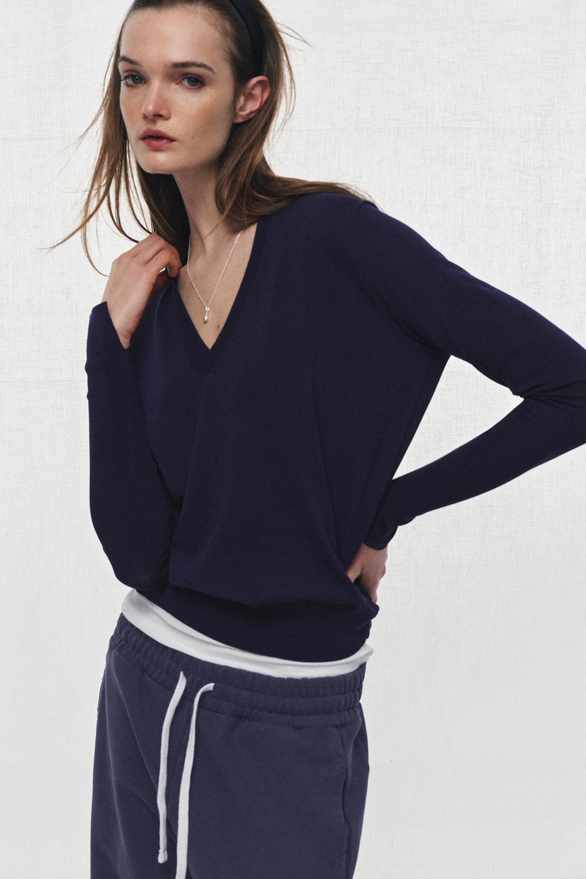 EXTRAFINE KNIT V-NECK JUMPER