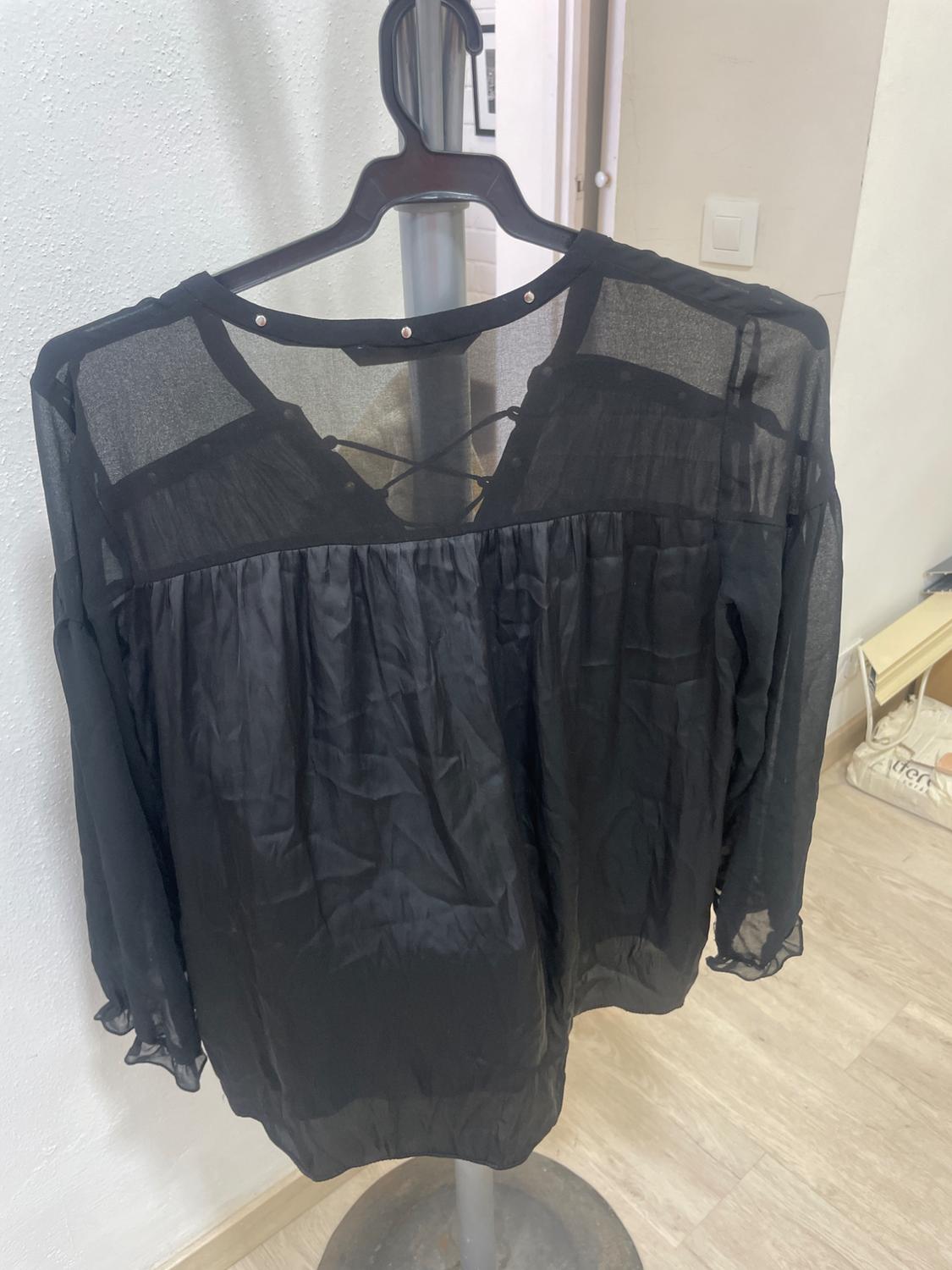 CAMISA NEGRA CON TACHUELAS - Image 2