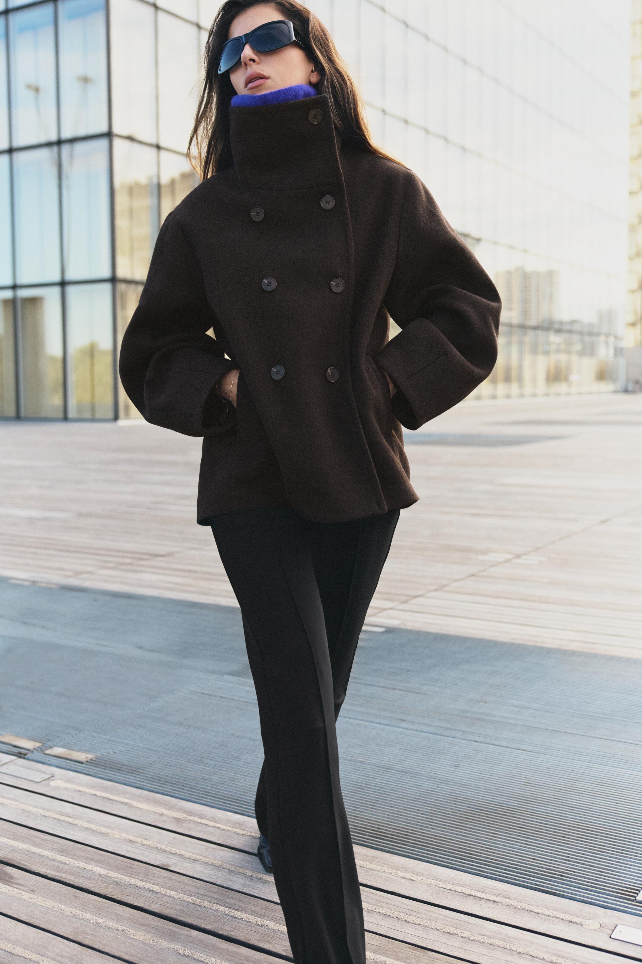 MANTEAU COURT À COL MONTANT