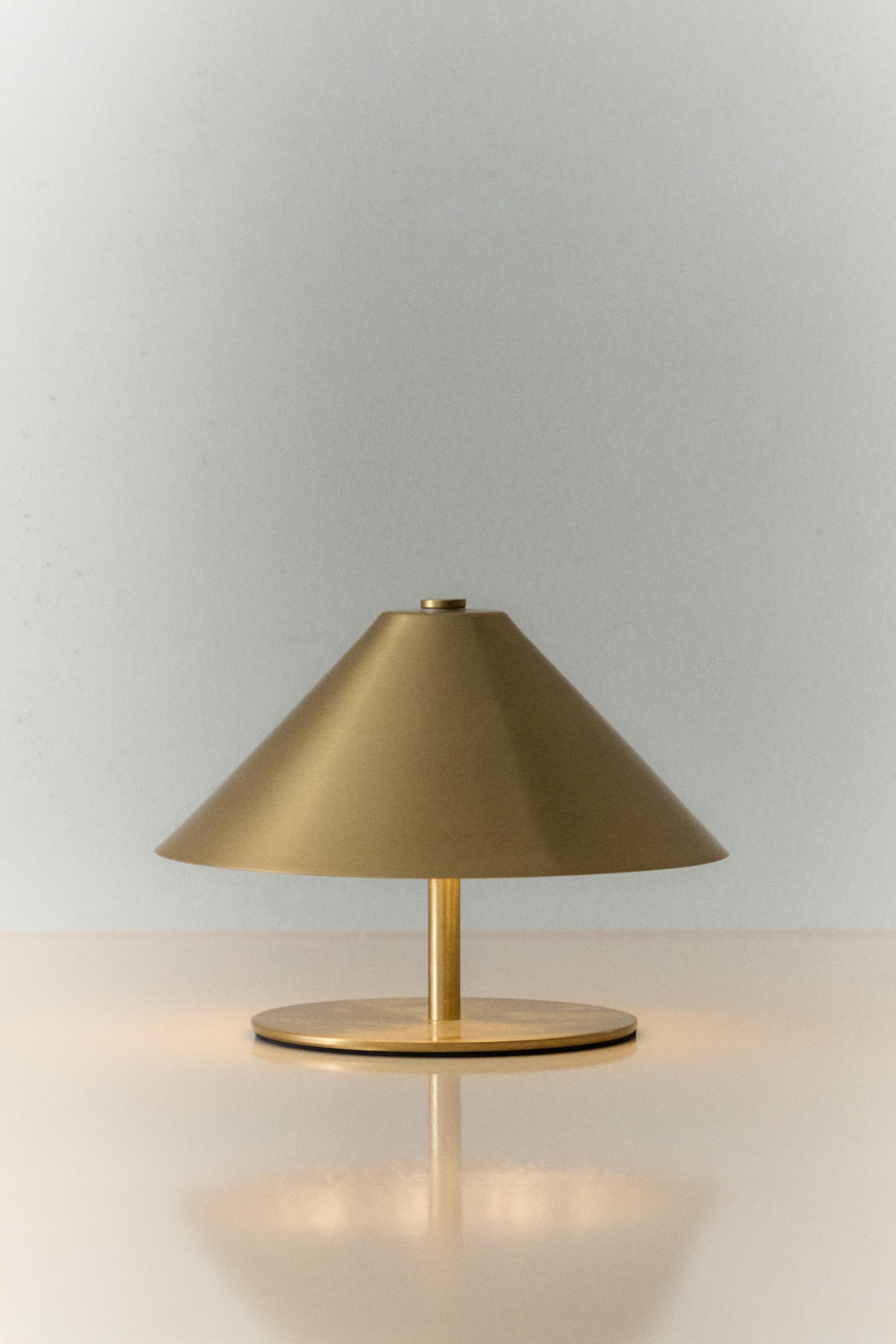 CORDLESS IRON TABLE LAMP