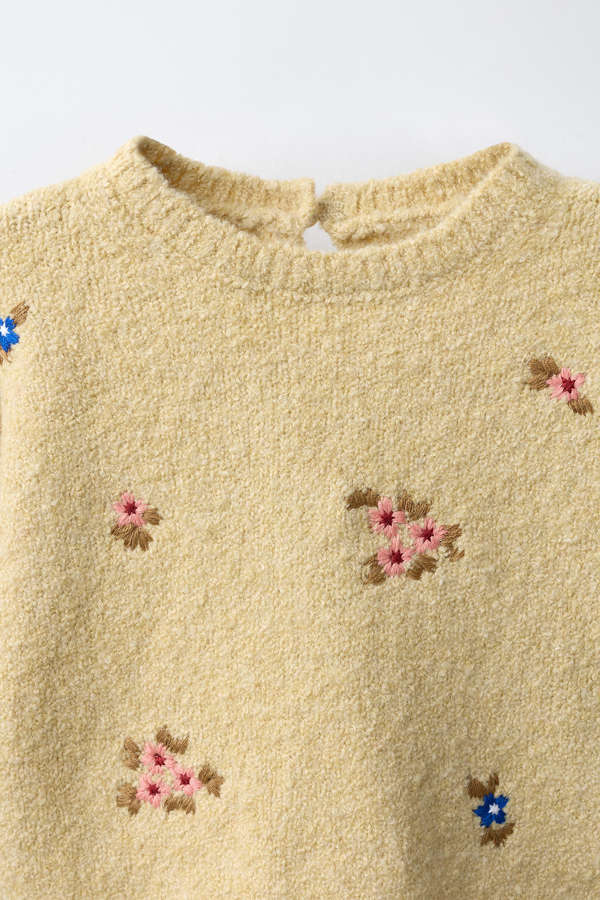 PULL EN MAILLE À FLEURS BRODÉES