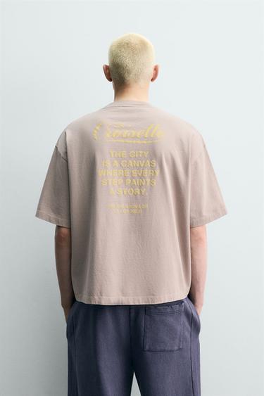 T-SHIRT À INSCRIPTIONS IMPRIMÉES - Gris taupe de Zara - Image 2