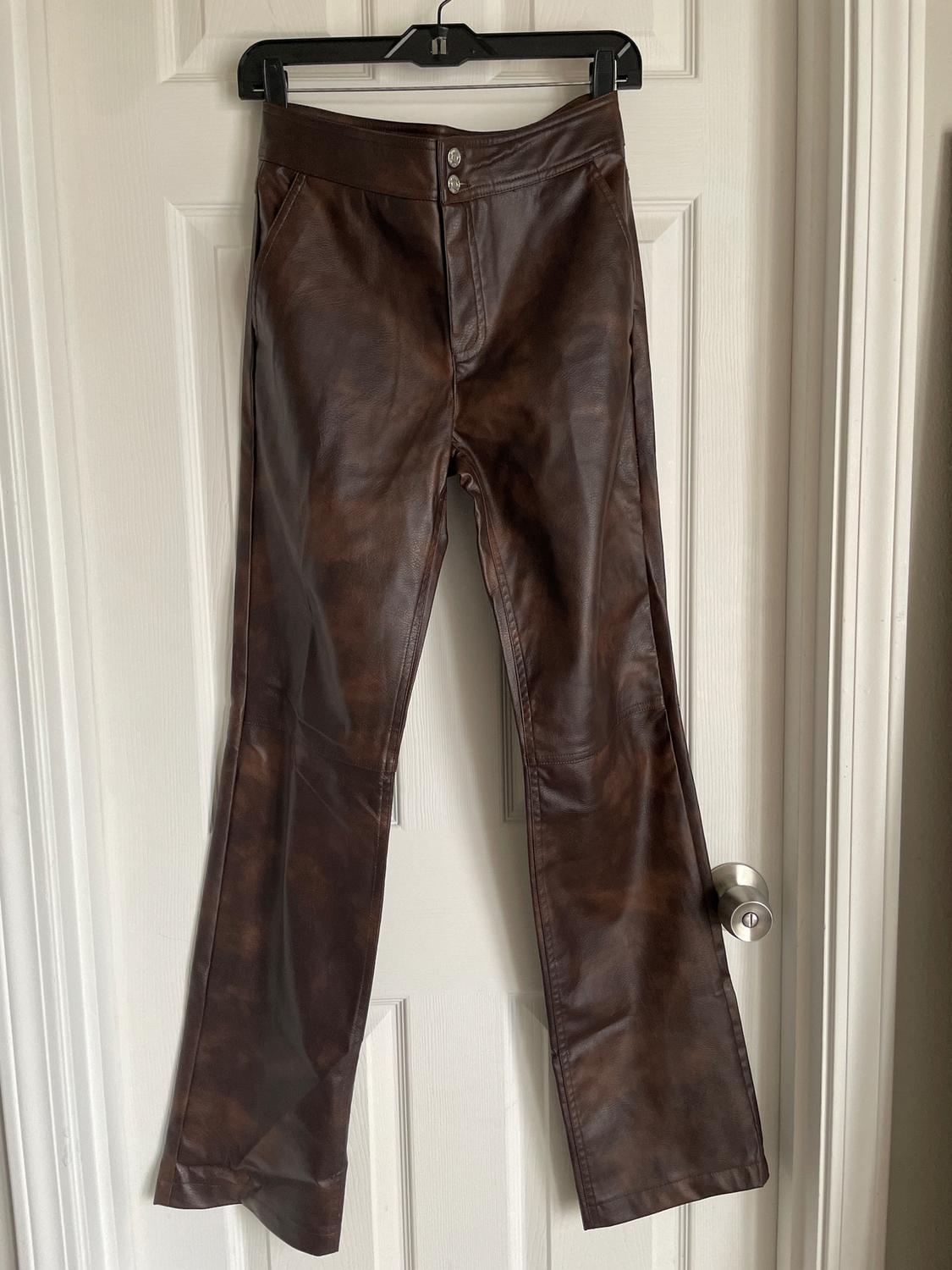 PANTALÓN EFECTO PIEL