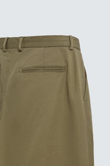 PANTALON CHINO À PLIS AARON LEVINE X ZARA - Kaki de Zara - Image 9