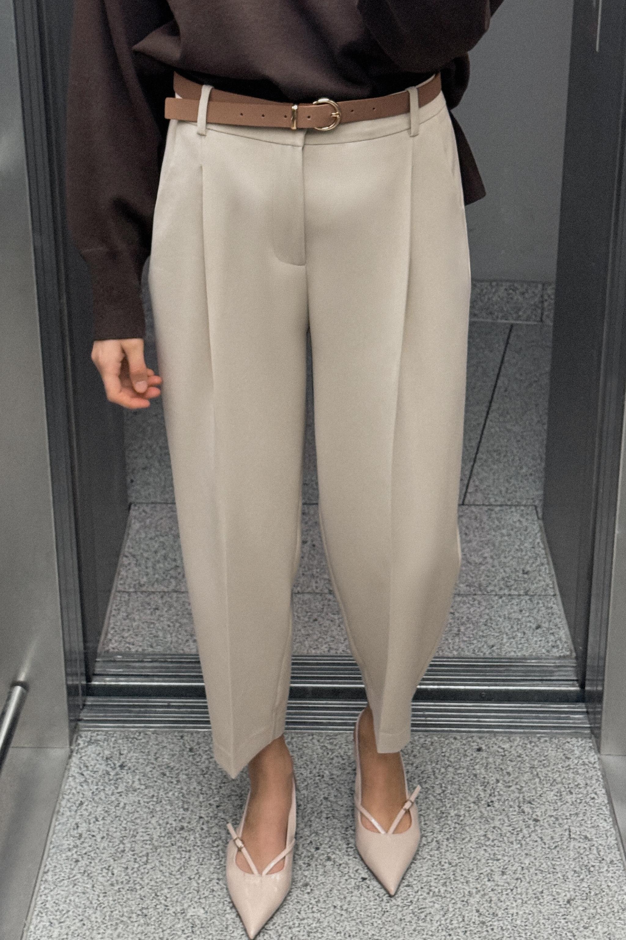 【ZARA】ベルト付きダーツ入りパンツ 9929/022/743 ZARA】ベルト付きダーツ入りパンツ 9929/022/743 (ZARA/パンツ