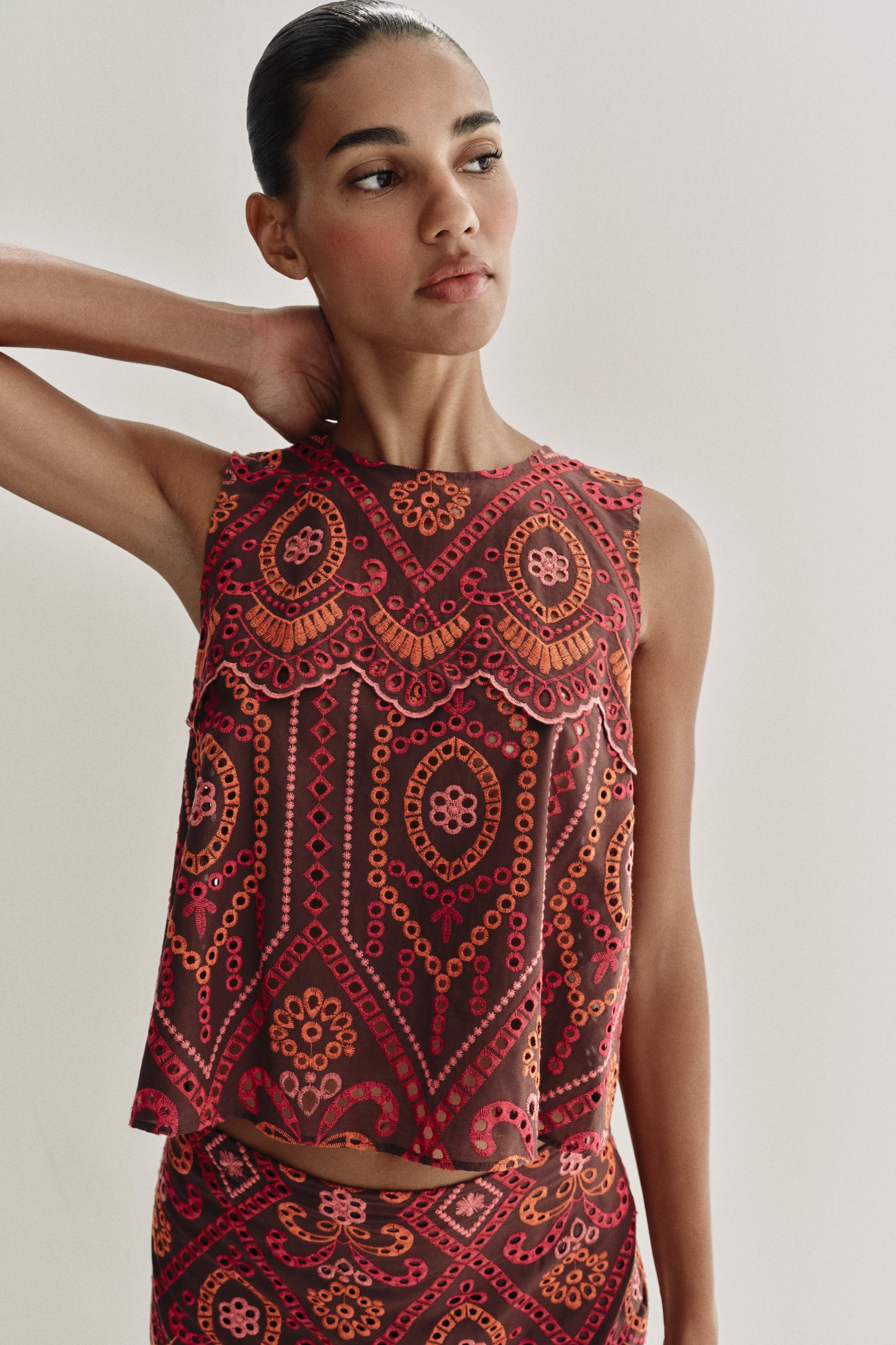 TOP À BRODERIES PERFORÉES