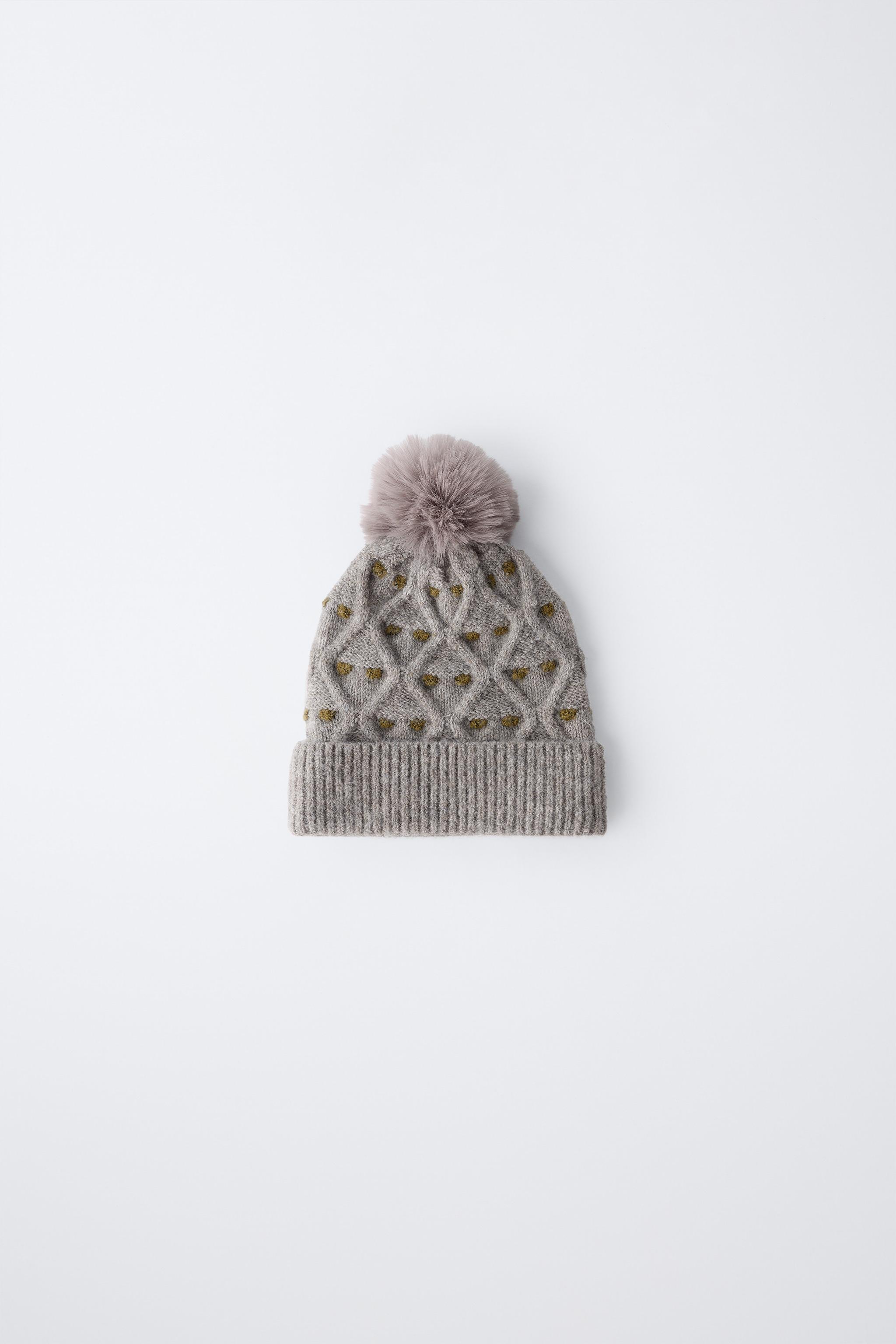 BONNET EN MAILLE À POIS ET POMPON